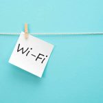 Comment configurer un réseau mesh Wi-Fi en utilisant des routeurs et des satellites Netgear Orbi?
